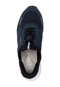Marinblå sportskor med mesh-överdel, elastiskt snörningssystem, vadderad krage och vit sula. Har varumärke på tungan och hälen.