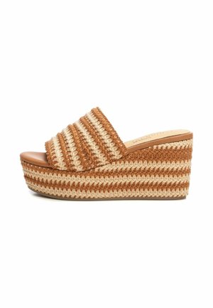 Sandali con zeppa caratterizzati da una tomaia in paglia intrecciata con strisce alternate in tonalità di beige e crema, e una base piatta marrone liscia.