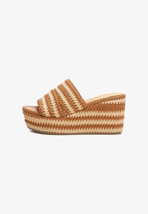 Sandali con zeppa caratterizzati da una tomaia in paglia intrecciata con strisce alternate in tonalità di beige e crema, e una base piatta marrone liscia.