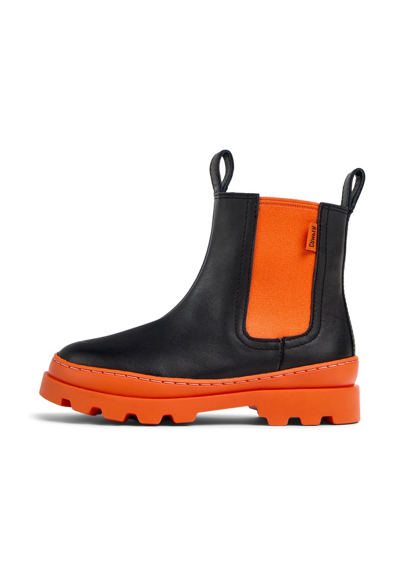 Bottine en cuir noir avec des panneaux élastiques latéraux orange vif et une semelle côtelée orange. Comprend des languettes pour un enfilage facile et des coutures contrastées.