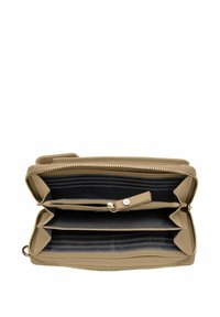 Cartera beige con un exterior texturizado, que cuenta con múltiples compartimentos, un cierre con cremallera y un interior negro con ranuras para tarjetas.