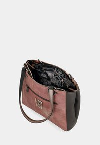 Braune und rosa Handtasche mit strukturierter Oberfläche, silbernen Akzenten und Innenmuster. Verfügt über eine Reißverschlusstasche und zwei Griffe.