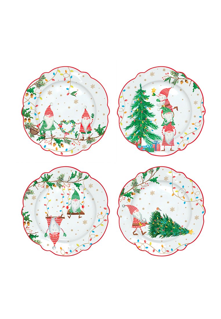 Set di quattro piatti in ceramica bianca con bordi scallop, caratterizzati da vivaci decorazioni natalizie con gnomi, alberi e luci a stringa. Accenti rossi delineano i bordi.