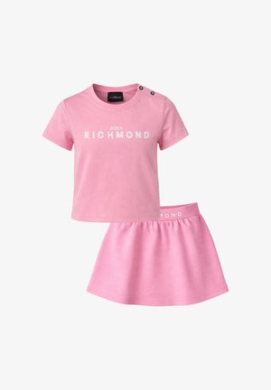 Maglietta rosa a maniche corte con scritta bianca "John Richmond" e gonna rosa abbinata con elastico in vita, progettate per bambini.