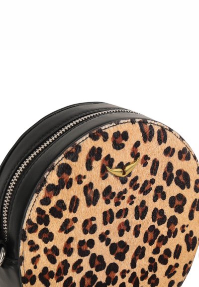 Rund handväska med leopardmönstrad texturfilt, svarta läderdetaljer och en silverdragkedja. Guldhardwaredetalj framtill.