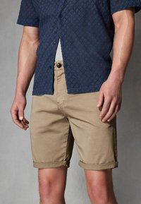 Next REGULAR FIT - Shorts - stone