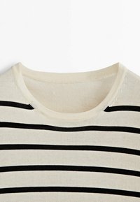 Cremfarbener Pullover mit horizontalen schwarzen Streifen, rundem Halsausschnitt und strukturiertem Strickmuster. Sauberes Design ohne zusätzliche Akzente.
