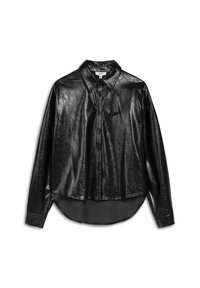 Camicia in ecopelle nera con bottoni frontali, maniche lunghe e orlo curvo. Presenta una piccola tasca sul petto e una finitura lucida.