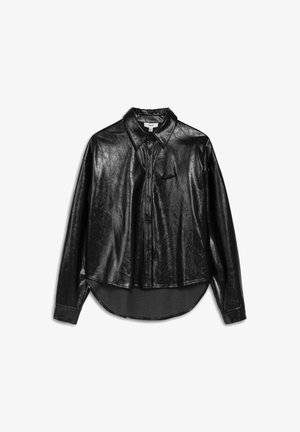 Schwarzes Kunstlederhemd mit durchgehender Knopfleiste, langen Ärmeln und abgerundetem Saum. Mit einer kleinen Brusttasche und glänzender Oberfläche.
