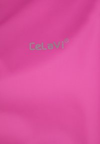 Klarr rosa vattentätt tyg med "Celavi"-logotypen i reflekterande silver. Slät textur, inga distinkta mönster eller detaljer synliga.