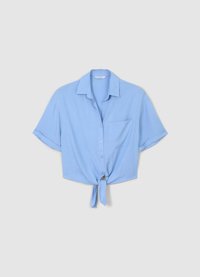 Chemise bleu clair à manches courtes en tissu lisse, avec un nœud à l'avant, un col et une poche poitrine du côté gauche.