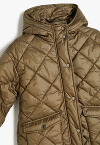 Braune gesteppte Jacke mit Kapuze, ausgestattet mit Druckknöpfen, zwei Vorderaschen und einer glatten, glänzenden Oberfläche.