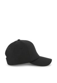 Casquette noire à visière incurvée, en tissu. Présente une texture lisse, un bouton sur le dessus et des œillets de ventilation sur les côtés.