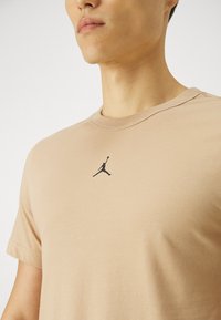 Jordan TOP - Sports T-shirts - legend brown/black