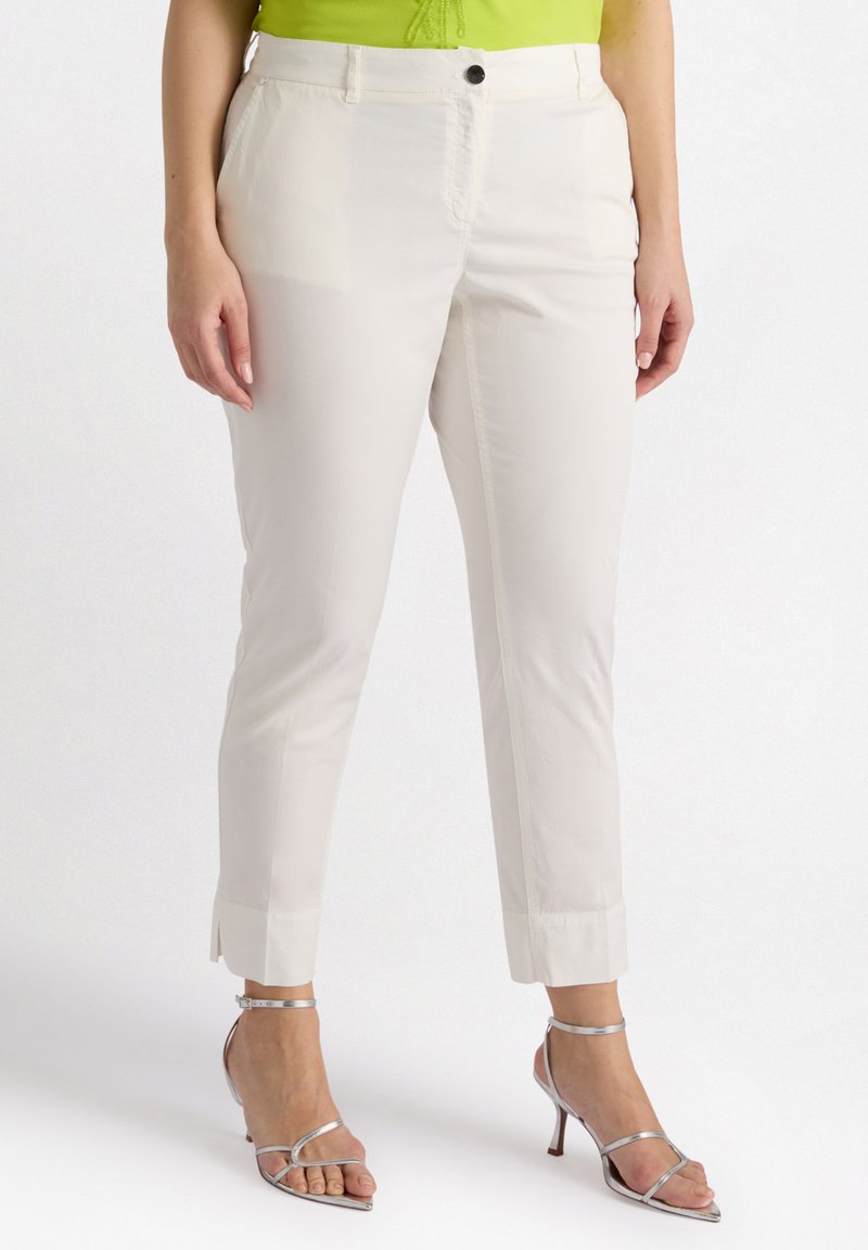 Witte, op maat gemaakte broeken met een slim fit, voorzien van een ritssluiting en knoopsluiting. Gladde stof met een subtiele glans en een enkel-lange zoom.