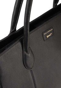 Zwarte leren tote bag met een getextureerd oppervlak, dubbele handvatten en een gouden logo-accent. Gestructureerd ontwerp met een ruime binnenkant.