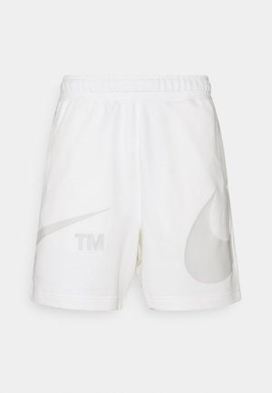 Bermudas blancas de tejido suave, con una amplia cinturilla elástica. Gran logo de Nike en gris claro y detalle de la marca impreso en el lateral.