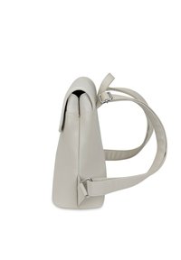 Béžová taška vyrobená z texturovaného syntetického materiálu, se měkkou klopou, nastavitelným popruhem a ostrým tvarem pro moderní vzhled.