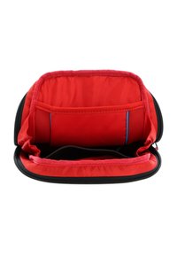 Custodia per laptop in tessuto rosso con cerniera nera. L'interno presenta più scomparti, compreso uno imbottito e una striscia di accentuazione blu.