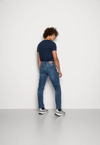 Blend TWISTER - Kavbojke slim fit - middle blue