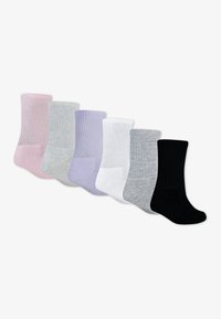 Conjunto de seis pares de calcetines en rosa pastel, gris claro, lavanda, blanco, gris oscuro y negro, con textura acanalada y diseño de altura al tobillo.