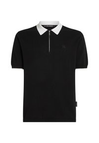 Crna kratka majica s kratkim rukavima i bijelim ovratnikom, s pola zatvaračem sprijeda i izvezenim logom na prsima. Izrađena od glatkog materijala.