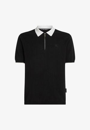 Polo scurt de culoare neagră, cu mânecă scurtă, guler alb, deschidere cu fermoar pe jumătate în față și logo brodat pe piept. Fabricat dintr-un material neted.