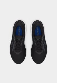 Ζευγάρι μαύρα αθλητικά παπούτσια Saucony με λευκές σόλες και μπλε εσωτερικά πέλματα, φωτογραφημένα από πάνω σε λευκό φόντο.