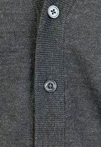 Cardigan grigio a maglia con texture a coste, scollo arrotondato e due bottoni neri sulla patta frontale.