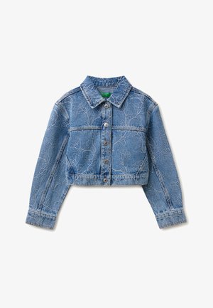 Blaue cropped Jeansjacke mit weißer Blumenstickerei, Frontknöpfen, Kragen und langen Ärmeln, auf weißem Hintergrund dargestellt.