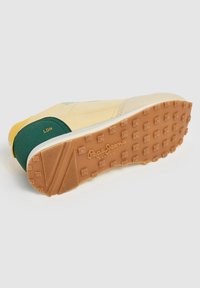 Baskets présentant une gamme de couleurs jaune et verte, une semelle extérieure en caoutchouc texturé avec une adhérence en motif, et une marque "Pepe Jeans LDN".