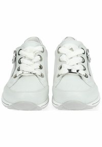 Sneaker bianche in pelle con una superficie liscia, caratterizzate da lacci bianchi, una cerniera laterale e dettagli in metallo argentato. Punta arrotondata e suola imbottita.