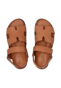 Hnědé kožené sandály se dvěma předními popruhy a podporou kotníku, s texturovaným povrchem a černou gumovou podrážkou.