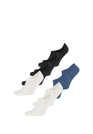 Sets von niedrig geschnittenen Socken in Schwarz, Weiß und Blau, diagonal auf weißem Hintergrund angeordnet.
