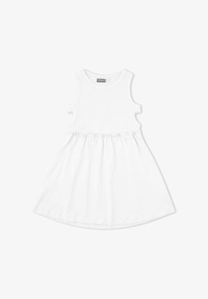 Vestido blanco sin mangas para niño pequeño con corpiño acanalado, cintura fruncida y falda acampanada, colocado plano sobre un fondo blanco.