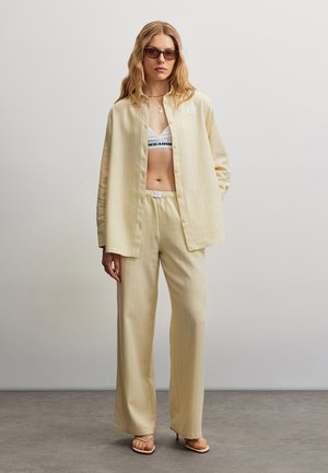 Pegador, OLGA STRIPED LOOSE PANTS - Pantalon classique - butter yelllow