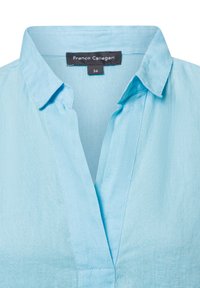 Lichtblauwe linnen blouse met een kraag en een V-vormige opening. Etiket toont "Franco Callegari" en maat 36. Smooth textuur.