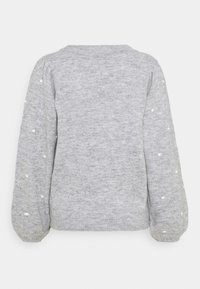 Maglione grigio a maglia con maniche lunghe a palloncino e punti testurizzati sulle maniche. Collo a girocollo e orlo a coste. Tessuto morbido e accogliente.
