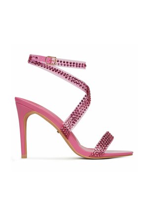 Sandalia de tacón alto rosa con correa en el tobillo, adornada con brillantes rosas en las correas y cierre con hebilla dorada.