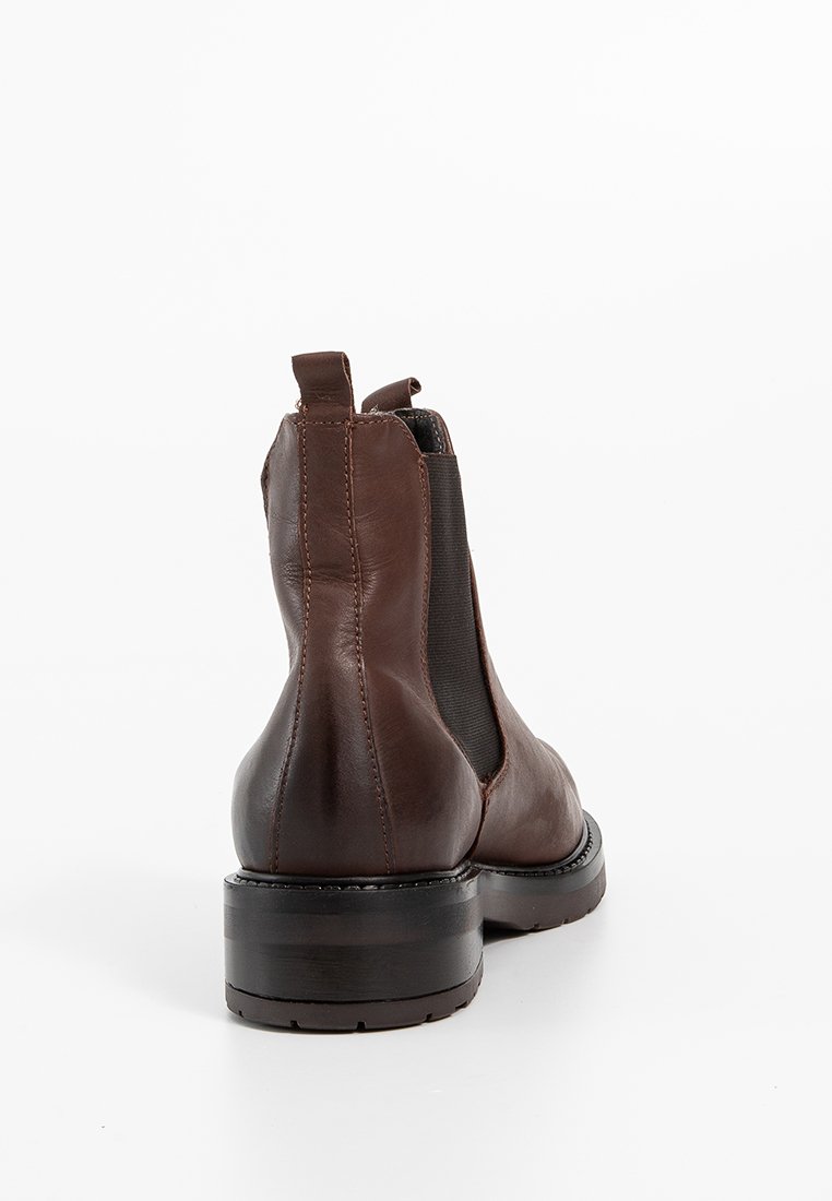 Braune Leder-Chelsea-Stiefel mit elastischen Seitenpaneelen, Zuglaschen an Ferse und Knöchel sowie einer dicke schwarzen Sohle, von hinten auf weißem Hintergrund gezeigt.