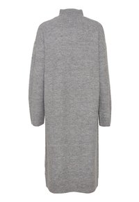 Vestido de punto gris con cuello alto, mangas largas y una silueta holgada; tejido texturizado y detalle de dobladillo acanalado.