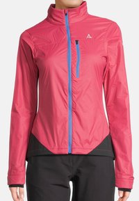 Lichtgewicht roze jack met opstaande kraag, contrasterende blauwe rits en zwarte accenten. Heeft een ritszak op de borst en lange mouwen.
