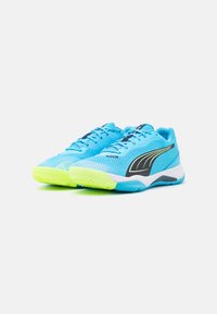 Puma SOLARSTRIKE III - Hádzanárska obuv - luminous blue/club navy/fizzy apple