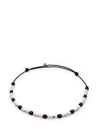 Collar de cuentas con cuentas cuadradas y rectangulares en tono plateado intercaladas con acentos de madera oscura, ensartadas en un cordón negro.