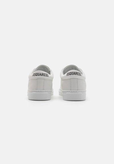 Valkoiset nahkaiset lenkkitossut, joissa on pyöreä kärki, litteä kumipohja, pehmustettu nilkkapanta ja kohokuvioitu "DSQUARED2" -brändäys kantapääosassa.