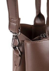Bruine lederen handtas met een gestructureerde vorm, voorzien van een glanzende zilveren sluiting en stiksels op de band en het lichaam.