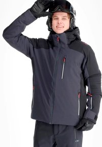 Giacca da sci nera da uomo con cerniere rosse e bianche, tasche con zip, polsini regolabili e cappuccio. Presenta un design elegante e materiale impermeabile.