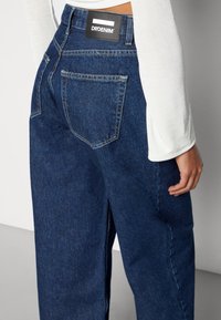 Dr.Denim DONNA - Calças de ganga de corte relaxado - pebble dark retro