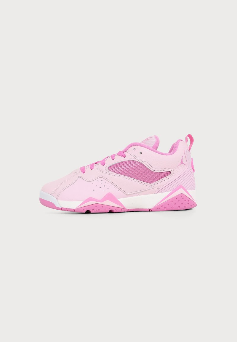 Baskets basses roses avec panneaux latéraux en mesh, semelle texturée, laçage à l'avant et logo Jordan sur le talon, présentées sur un fond uni.