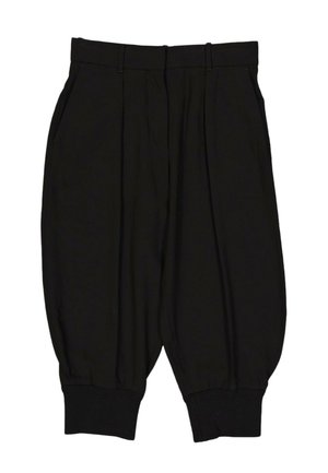 Pantalones negros de corte ancho con puños elásticos y trabillas para cinturón, con bolsillos laterales y pinzas en la parte delantera.